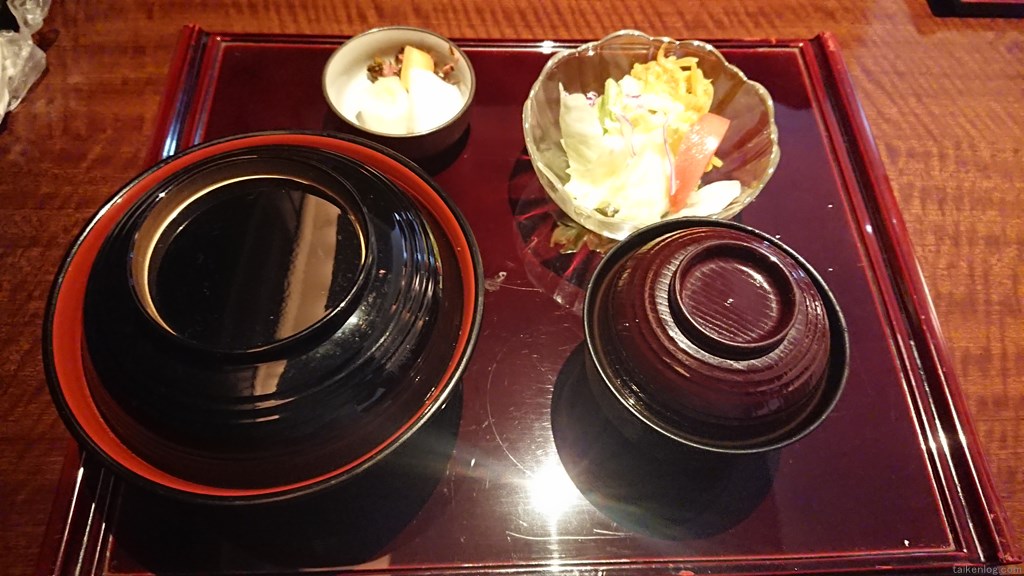 赤坂 津つ井 ビフテキ丼のセット内容(サラダ、赤出し、自家製お新香)