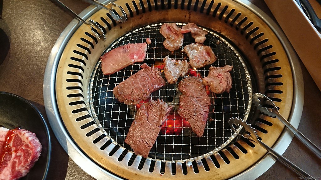 焼肉 宝島の90品以上食べ放題の肉を焼いているようす