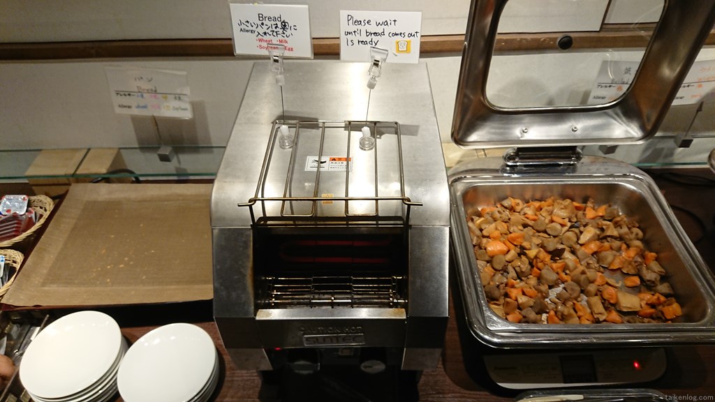 宝川温泉 汪泉閣 朝食ビュッフェのパン用トースター、右は筑前煮