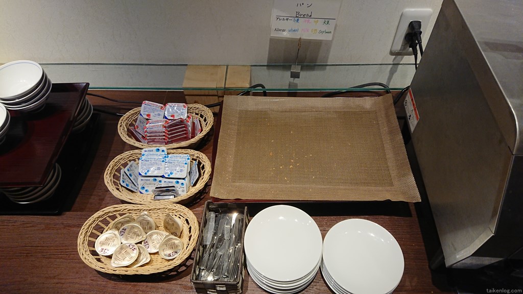 宝川温泉 汪泉閣 朝食ビュッフェのパンのお供と食器