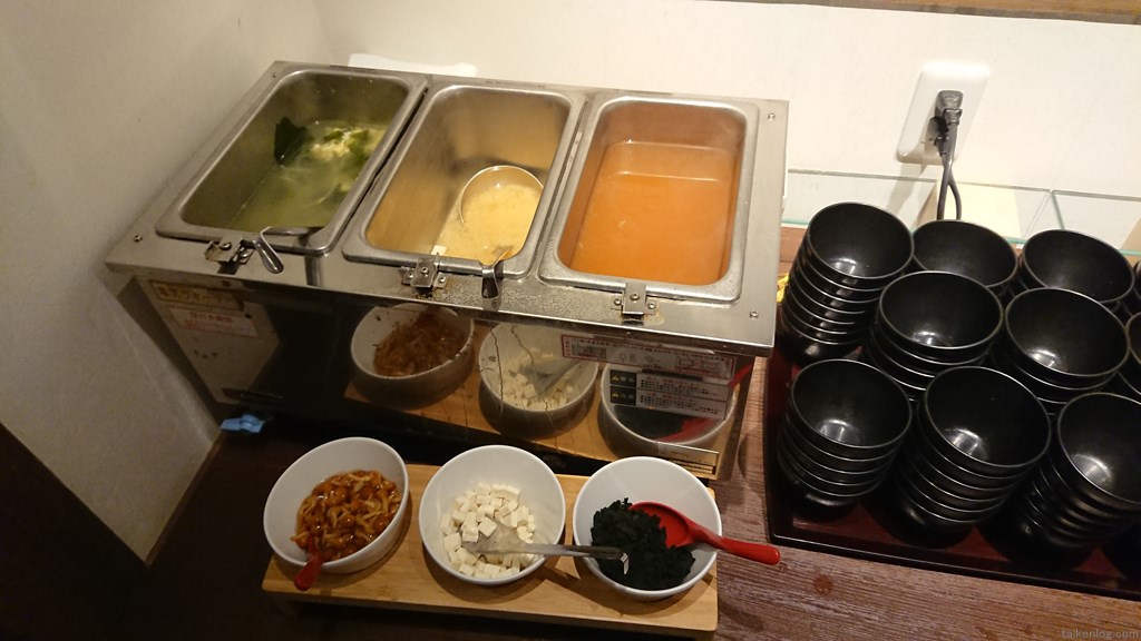 宝川温泉 汪泉閣 朝食ビュッフェの玉子スープ(左側)、味噌汁(中央と右側)