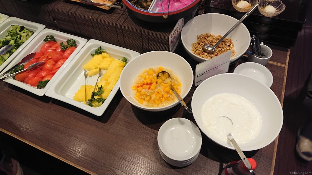 宝川温泉 汪泉閣 朝食ビュッフェのフルーツポンチ、ヨーグルト