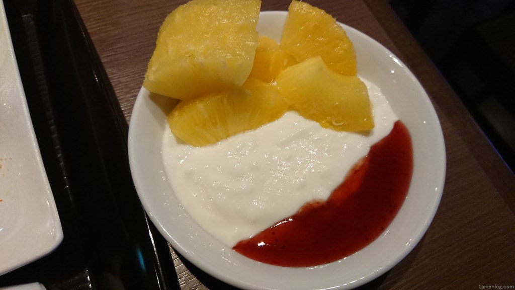 宝川温泉 汪泉閣 朝食ビュッフェ ヨーグルトとパイナップルとストロベリーソース