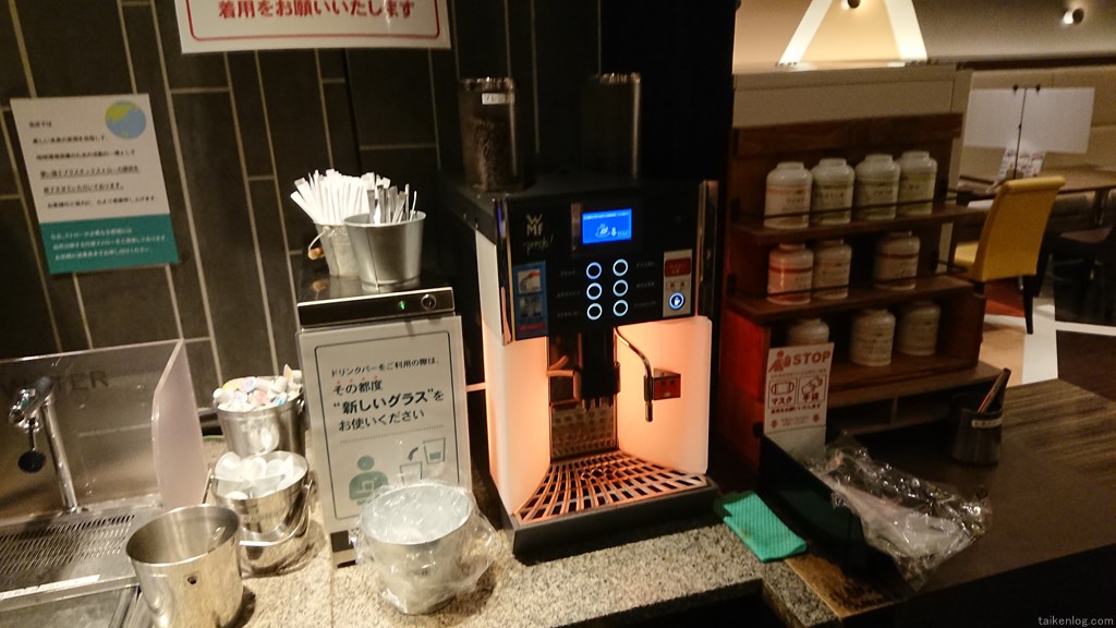 グランブッフェ 千葉ニュータウン店のドリンクバーのコーヒーマシン