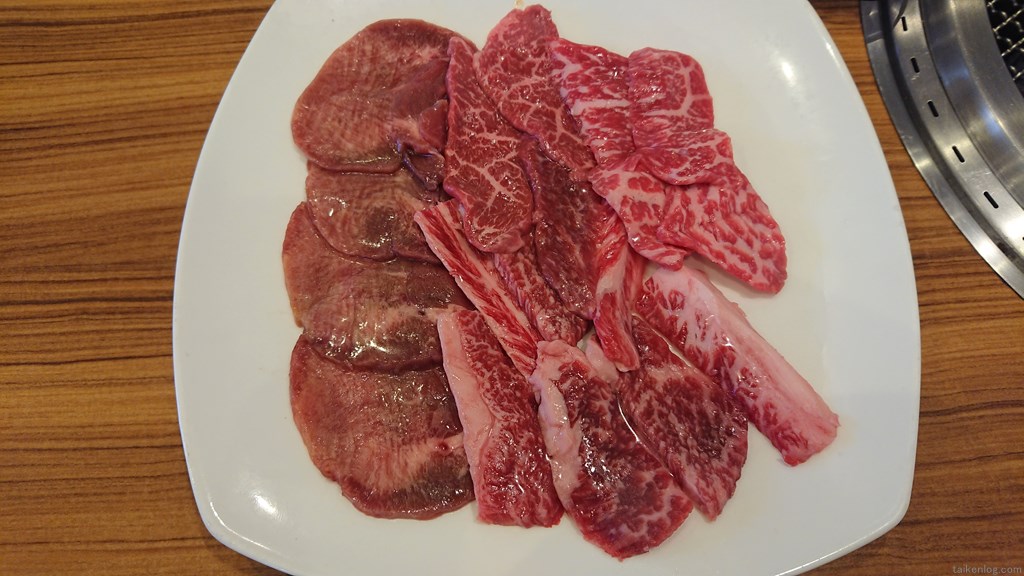 平城苑 矢切 焼肉食べ放題プレミアムコース 最初の肉の盛り合わせ