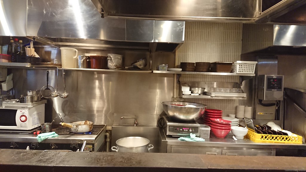 恵比寿 博多 一風堂 の厨房のようす