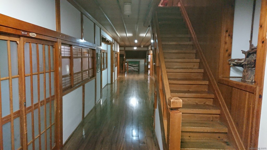 宝川温泉 汪泉閣本館2階から3階への階段
