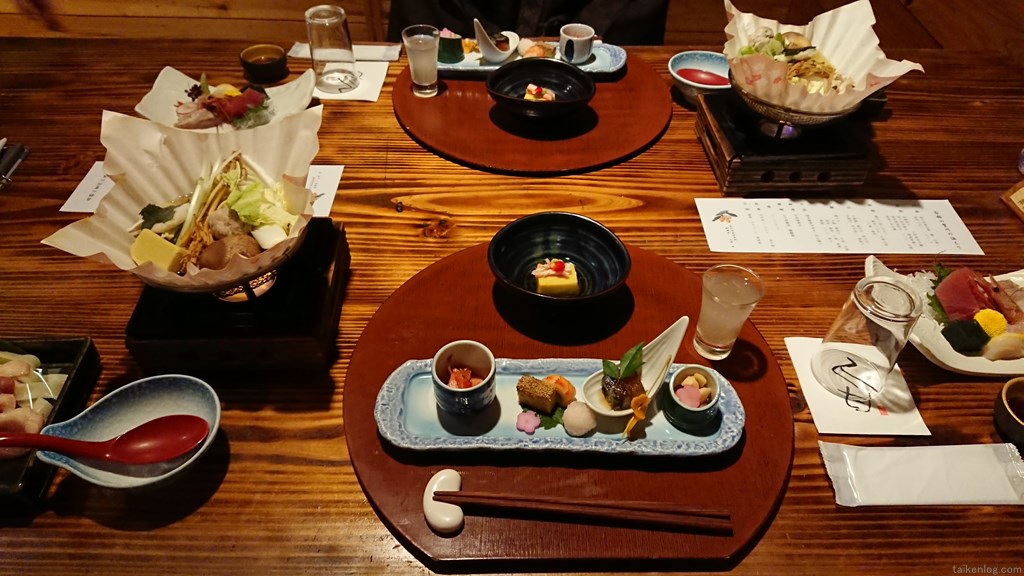 宝川温泉 汪泉閣 食事処「竹庭」夕食のテーブルのようす