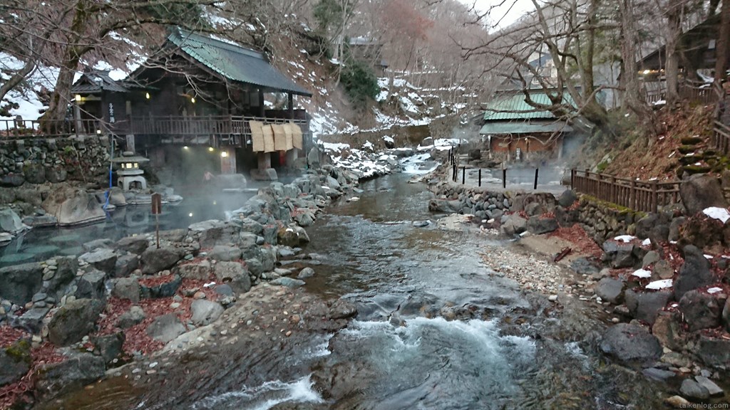 宝川温泉 汪泉閣 露天風呂「子宝の湯」手前の吊り橋から見た景観
