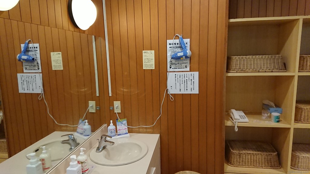 宝川温泉 汪泉閣 内風呂の脱衣場の洗面台