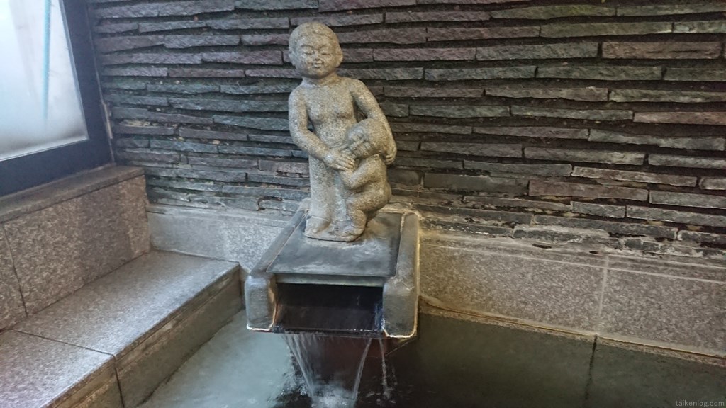 宝川温泉 汪泉閣 内風呂の湯出し口の石像