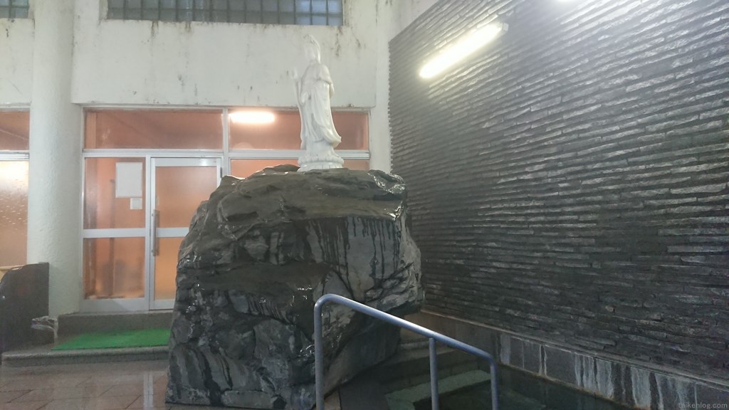 宝川温泉 汪泉閣 内風呂の巨石と石像