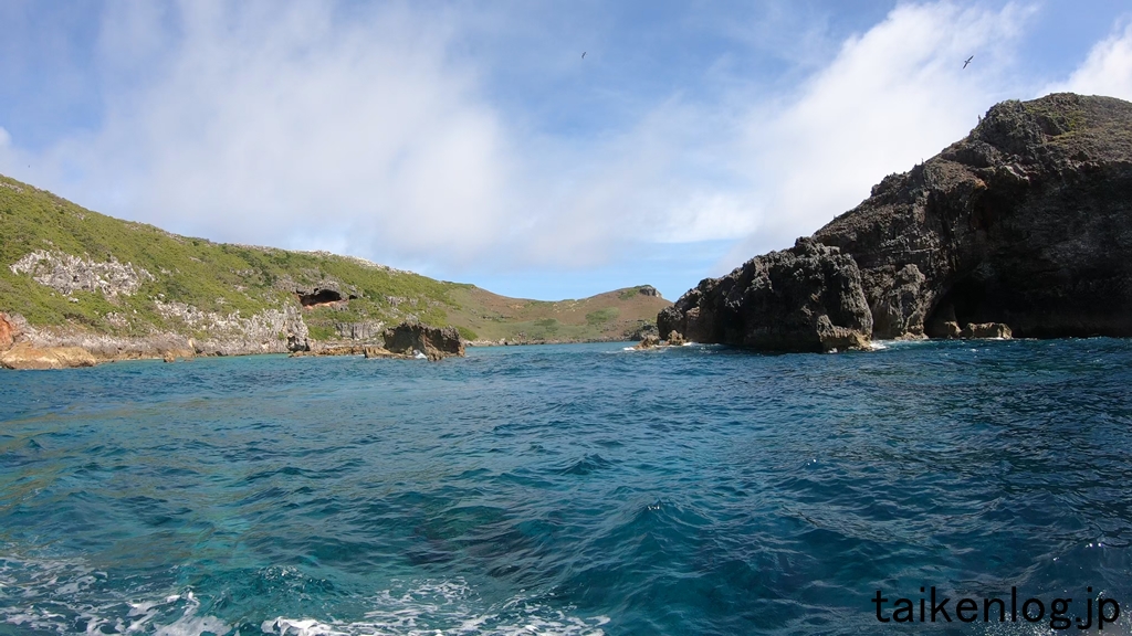 南島の鮫池の入り口 写真中央の岩礁の間を通過する必要がある