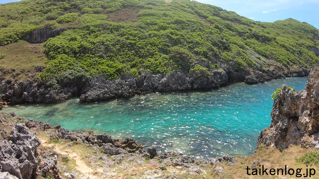 南島上陸ツアー 上陸地点の岩からみた鮫池