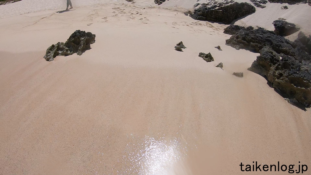 南島 扇池の砂浜(扇浜) 貝殻や石などの異物が少ないきれいな砂浜