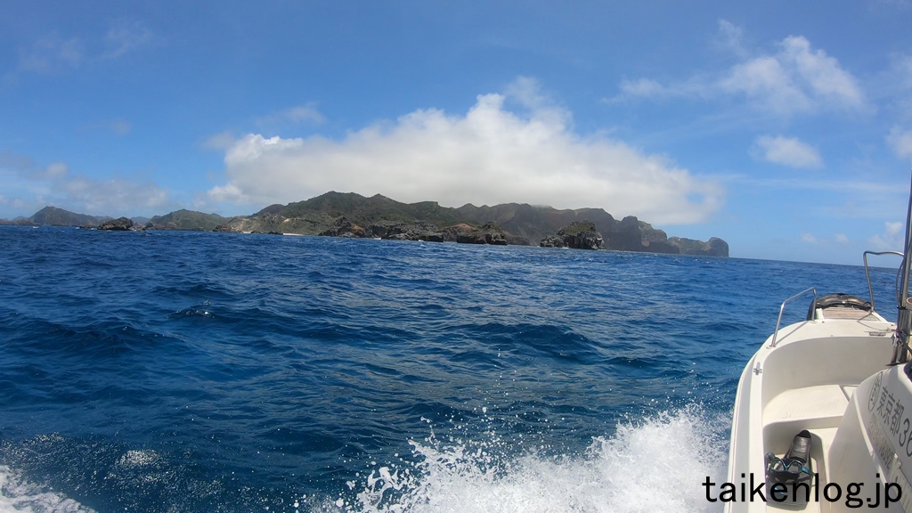 南島上陸ツアー帰りの船上から見た父島の南端　雲が島の上に掛かっている