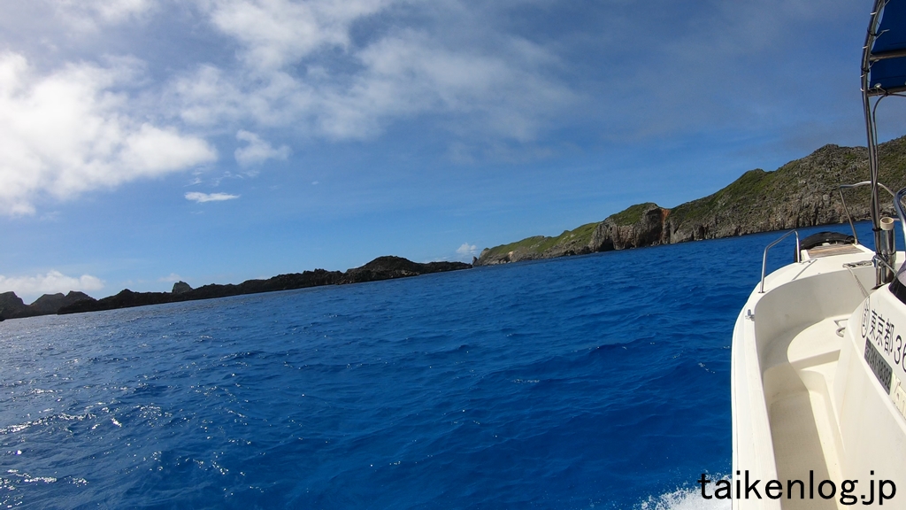 南島上陸ツアー船からの眺め 左は閂島(かんぬきじま)　右は南島