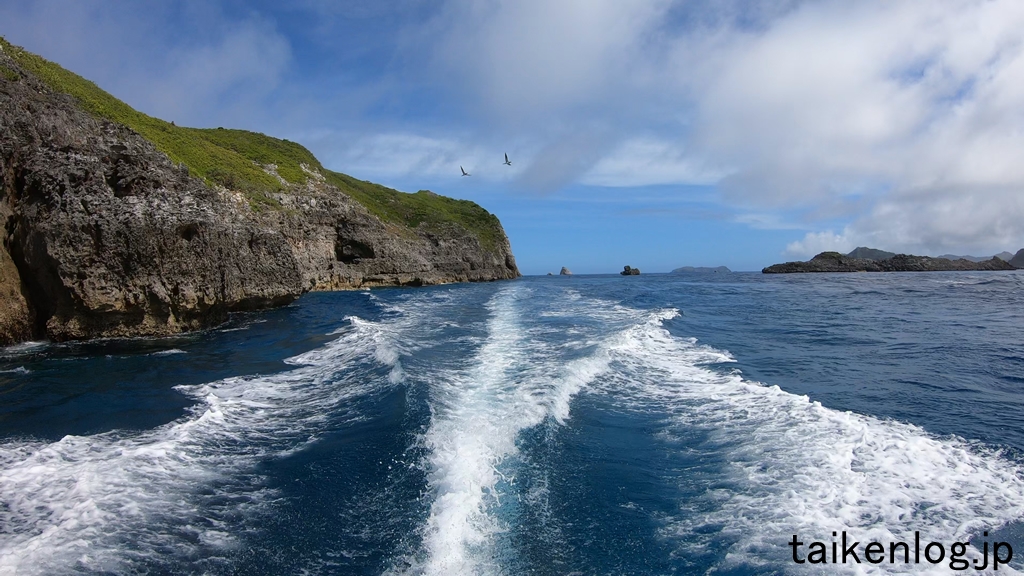 南島上陸ツアー船からの眺め 左は南島　右は閂島(かんぬきじま)