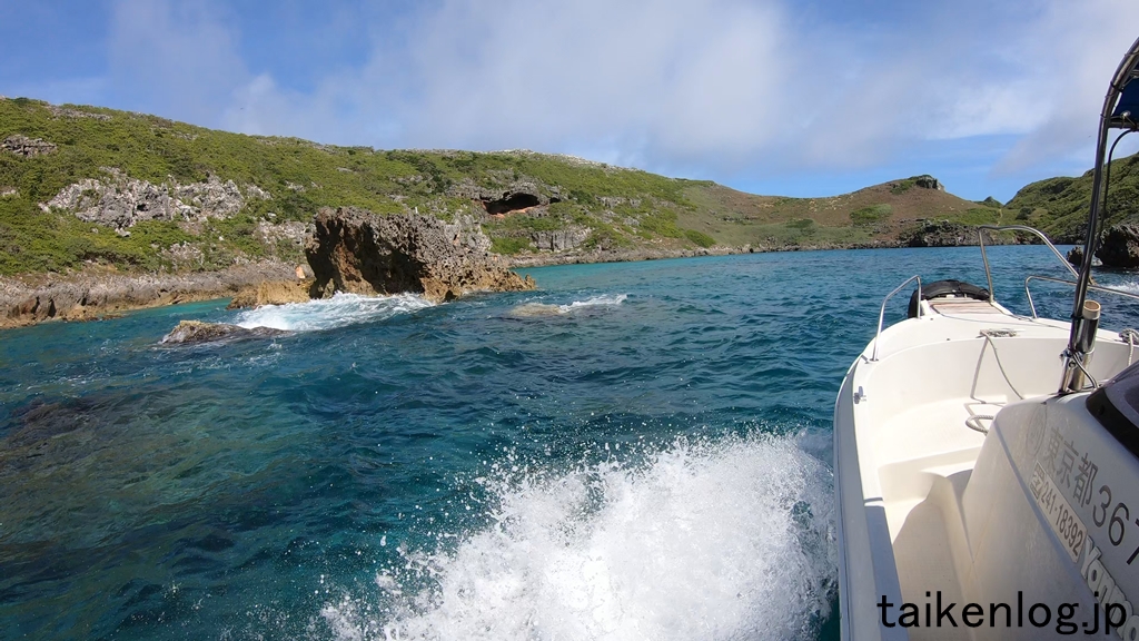 南島上陸ツアー船からの眺め 船が小さいので、ためらいもなく岩礁地帯を通過