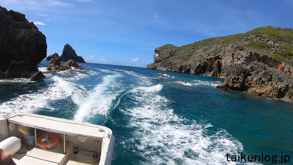 南島上陸ツアー船からの眺め 難なく岩礁を通過