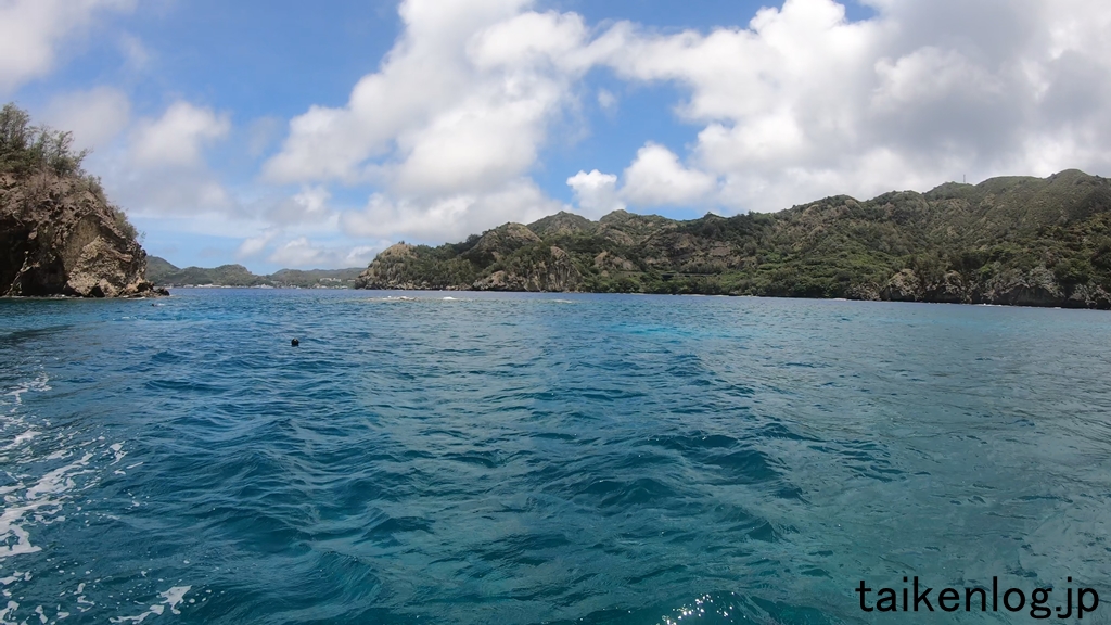 父島 扇浦海岸沖の要岩の右側(東側)の岩礁に波が当たって白波がたっている
