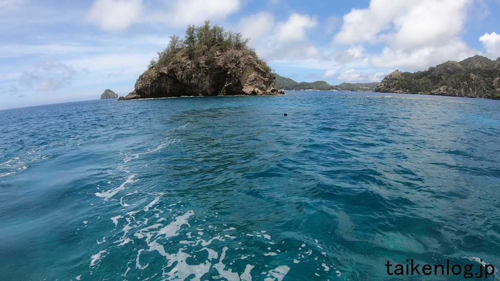 父島 扇浦海岸沖のこの小島が要岩　右側は浅瀬になっていて、干潮時は岩礁が表れるようだ