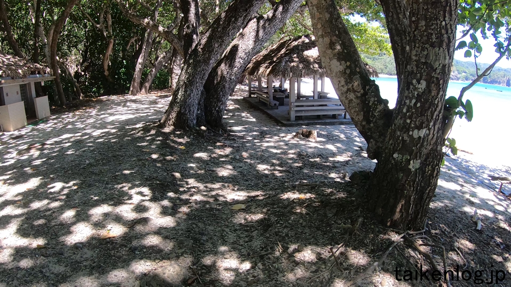 父島 境浦海岸のビーチにある休憩所とトイレ(左)