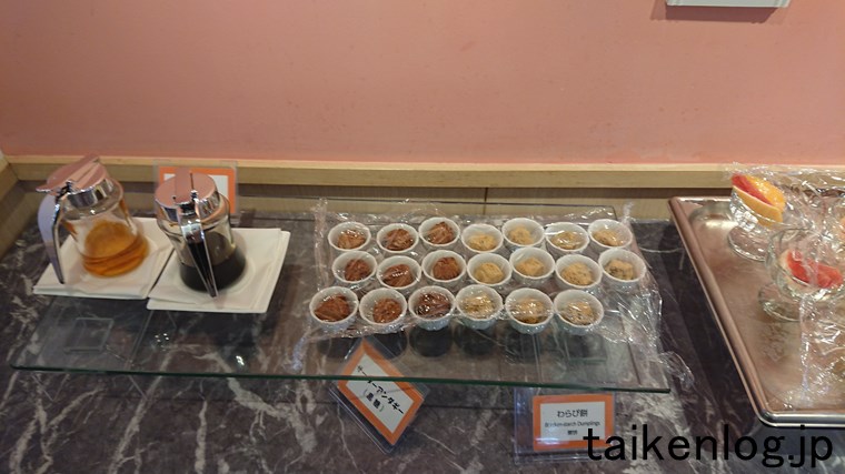 ホテル ライジングサン宮古島の朝食ビュッフェ サーターアンダギー(黒糖)、わらび餅、黒蜜とはちみつ