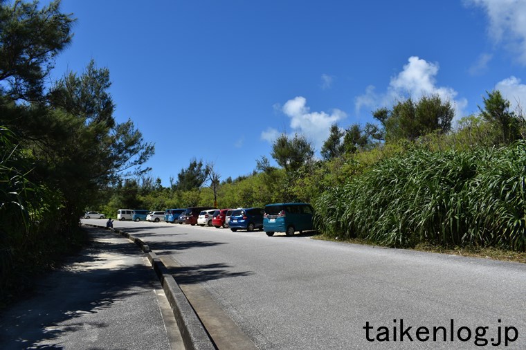 沖縄・宮古島 下地島 中の島ビーチ入り口の前には車10台以上駐車できるスペースがあります