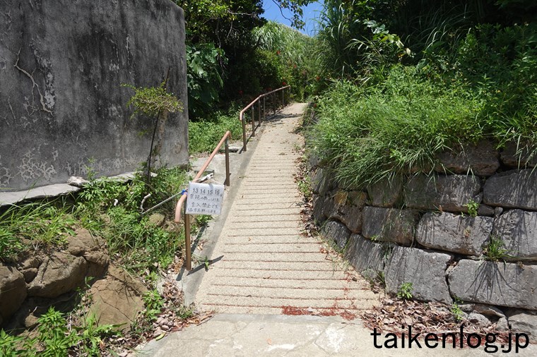 大神島の集落上部にある遠見台(展望台)に続く通路