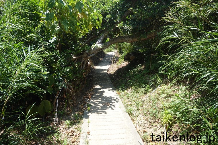 大神島の集落上部にある遠見台(展望台)に続く通路 その3