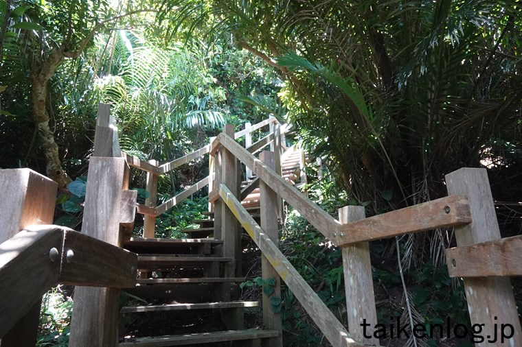 大神島の遠見台(展望台)の手前にある階段 その1