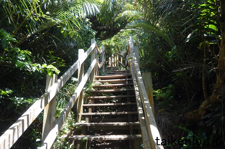 大神島の遠見台(展望台)の手前にある階段 その2