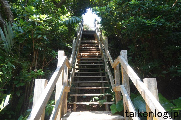 大神島の遠見台(展望台)の手前にある階段 その4