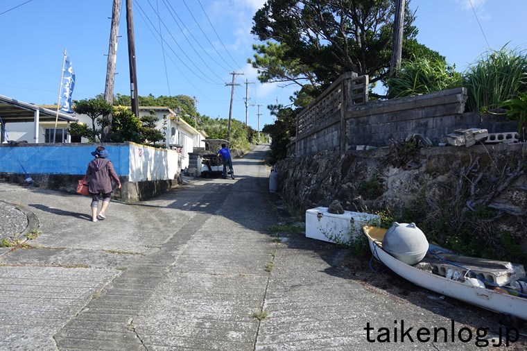 大神島集落の大通りは坂道になっている