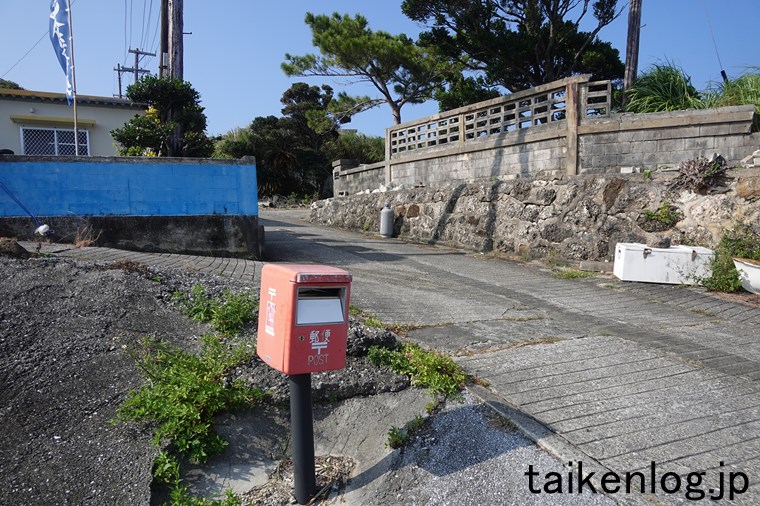 大神島集落の大通りにある郵便ポスト
