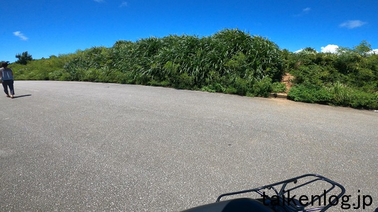 伊良部島の「イグアナ岩」の入り口は道路が茶色く汚れている