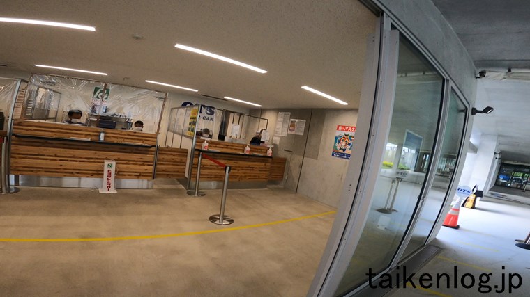 下地島空港のこの建物の中にレンタカー3社が入っています