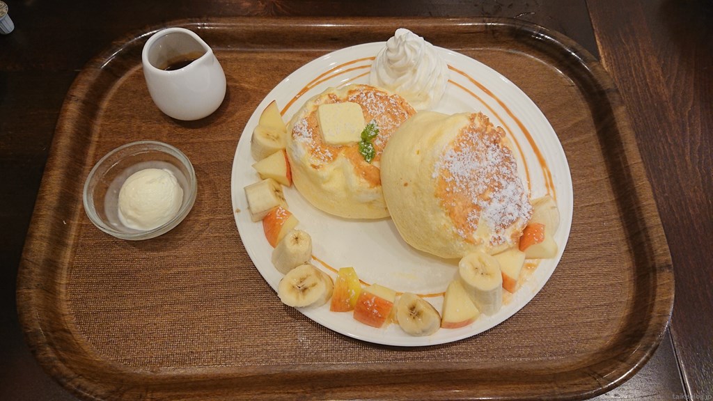 オアシスカフェ 亀有のメープルとバナナのスフレパンケーキ