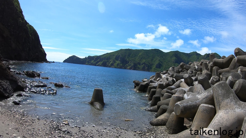 母島 東港の防波堤の向こう側の小さな浜からの景観