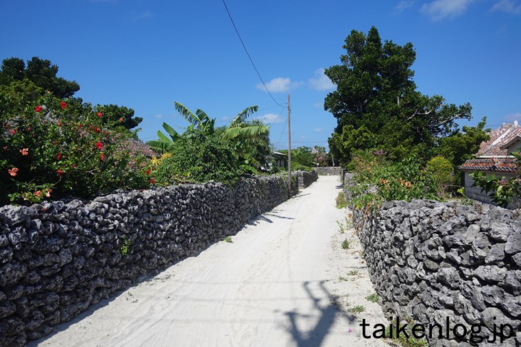竹富島の白砂がまかれた道