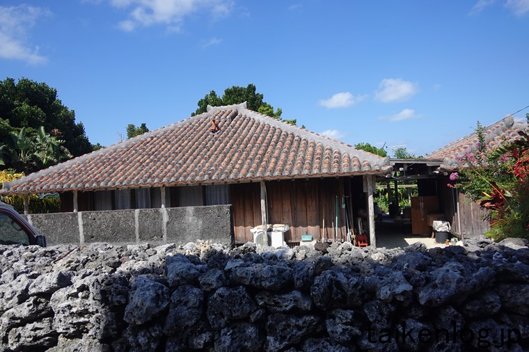 竹富島集落の赤い屋根の木造建築の民家