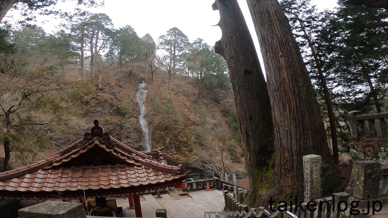 榛名神社 境内の矢立杉と瓶子の滝
