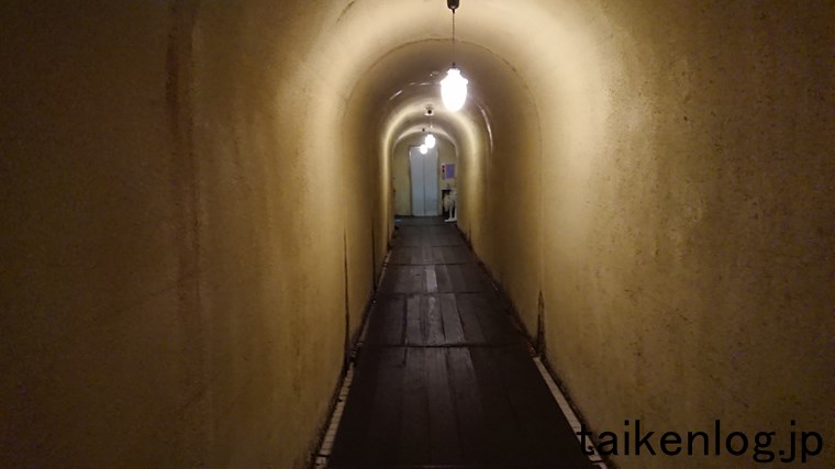 本館側からみた浪漫のトンネル 