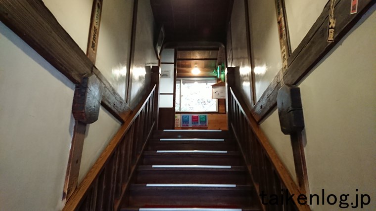 本館2階に続く階段