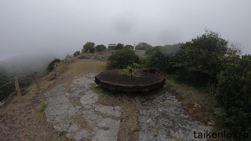 中央山の山頂に残る戦跡の電波探信儀（レーダー）の残骸