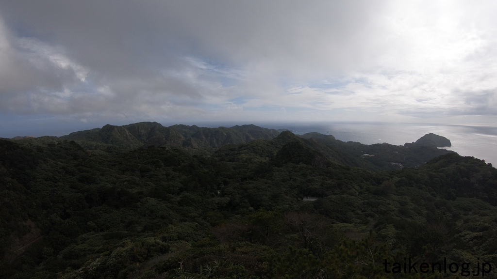 父島 中央山展望台から見ると地球が丸いのがよくわかる