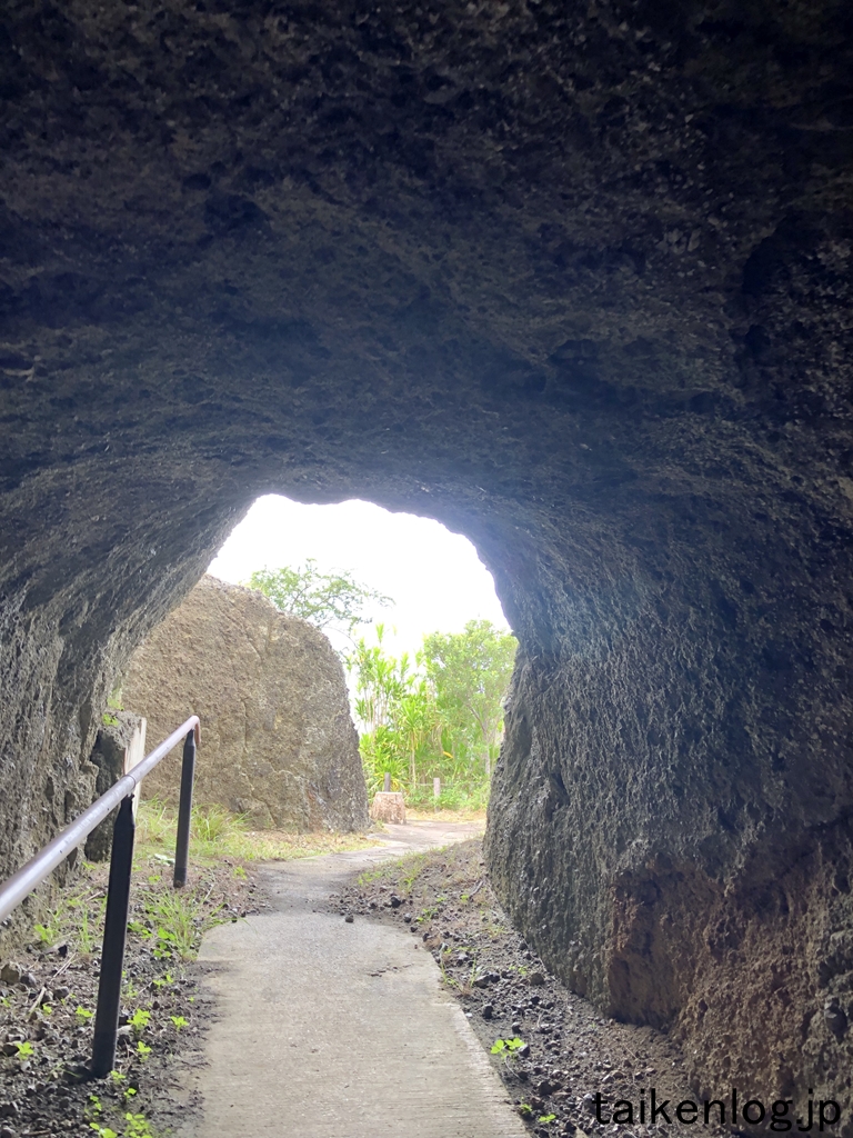 父島 戦跡 トーチカ もう1つのトンネルは高さ170センチぐらいある