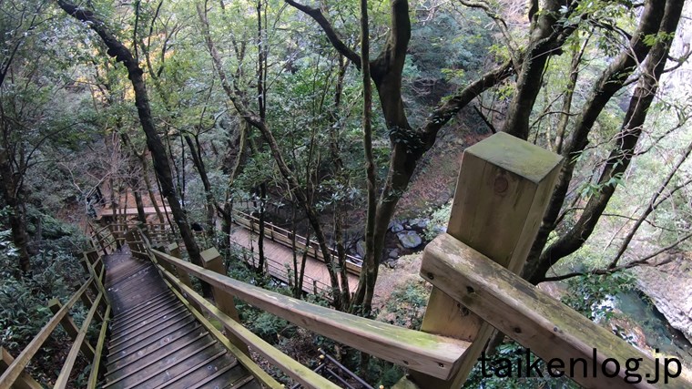 河津七滝 釜滝(かまだる)の下に続く階段