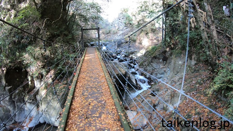 河津七滝 釜滝(かまだる)の近くにある吊り橋